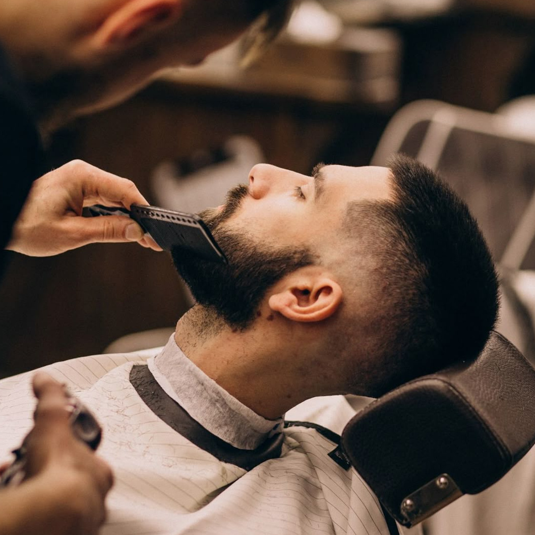 Стрижка мужская,  мойка головы, массаж головы.