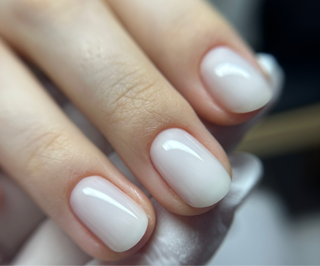 Маникюр с покрытием на короткие ногти НЮД