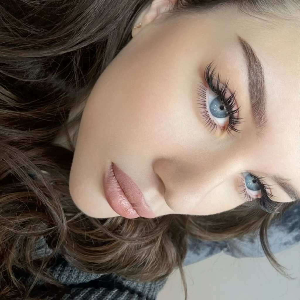 Наращивание ресниц работа 1