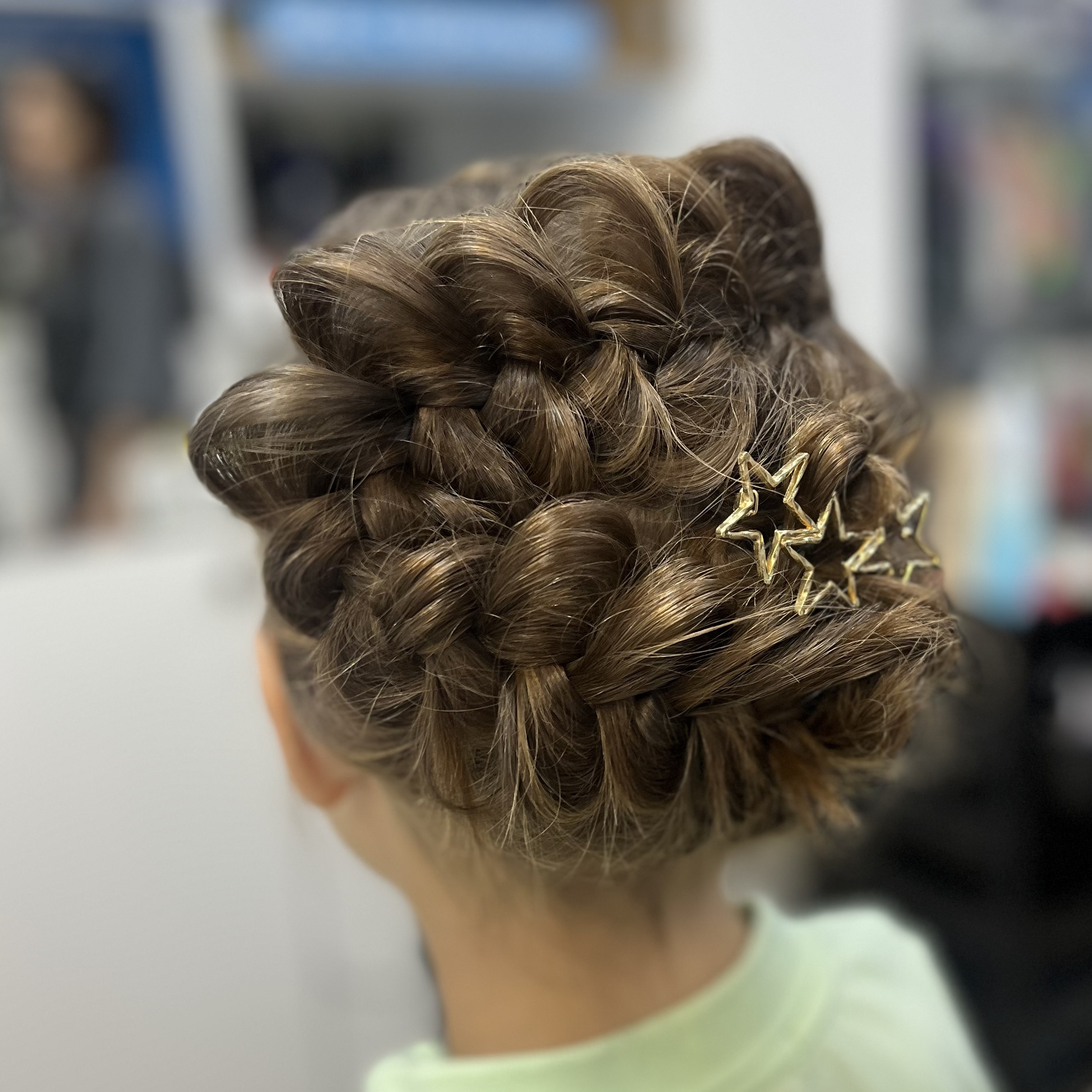 Укладка с элементами плетения кос