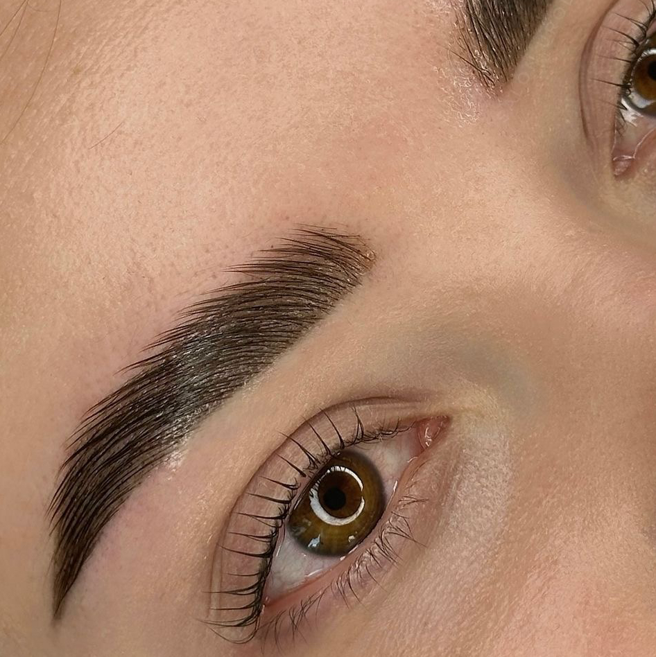 Комплекс (ЛАМИНИРОВАНИЕ БРОВЕЙ +ОКРАШИВАНИЕ + КОРРЕКЦИЯ)