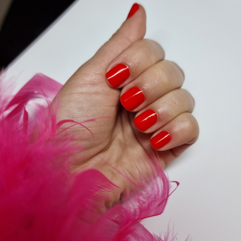 Маникюр с покрытием гель-лаком