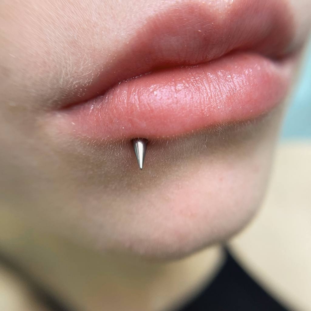 Пирсинг губы( Монро, Мадонна, Эшли, Лабрет, Вертикальный лабрет,
Медуза)