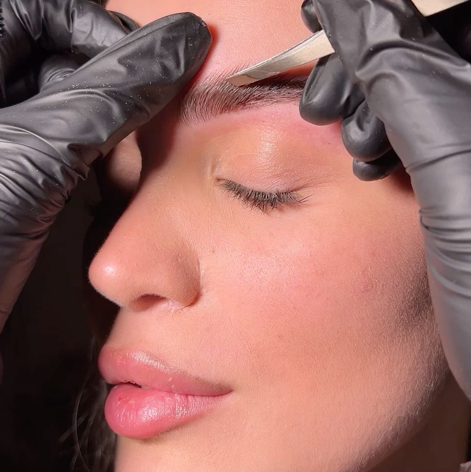 Коррекция бровей (Воск/пинцет)