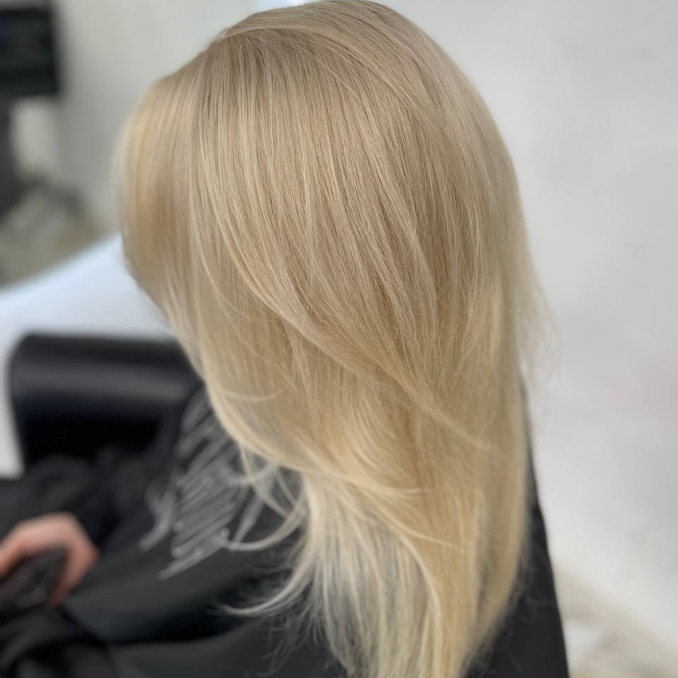 Тотал блонд (Осветление корней + тонирование.)