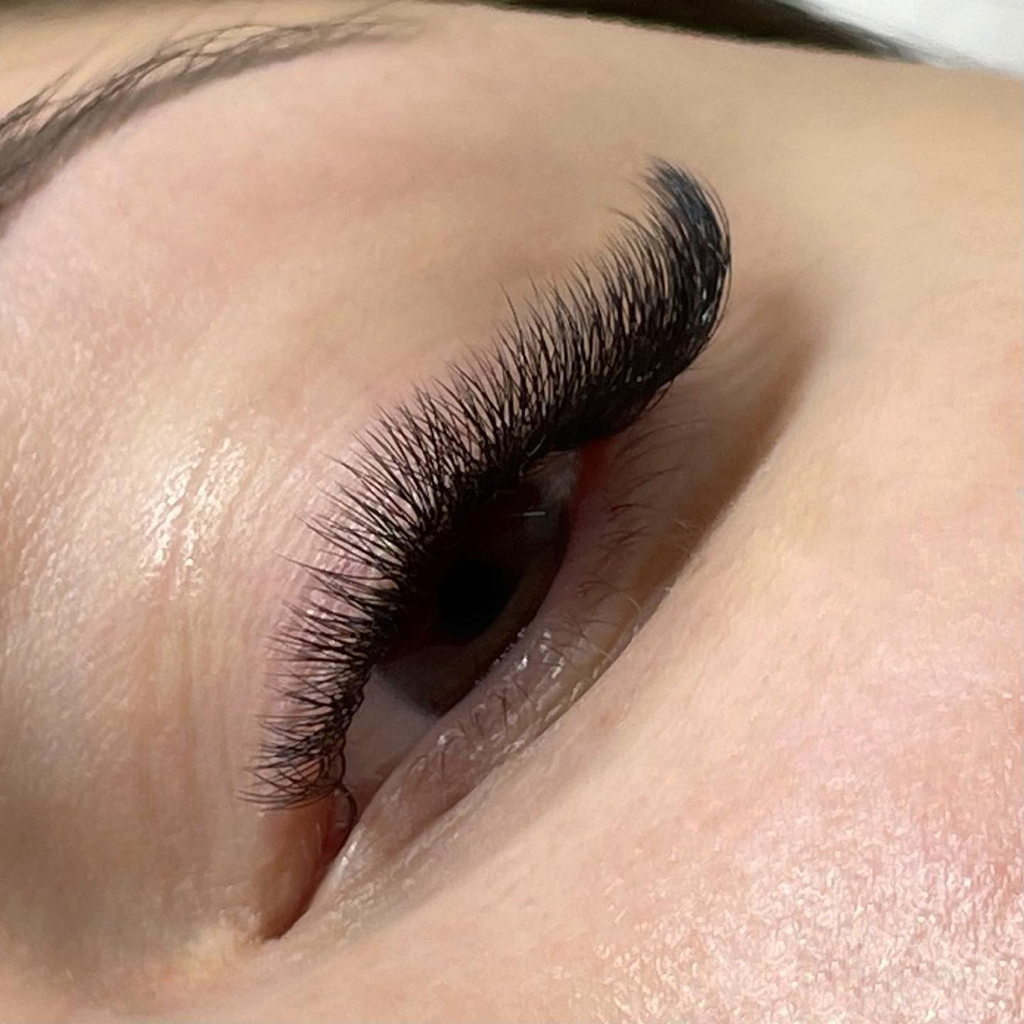 Коррекция 3 D объема наращивания ресниц