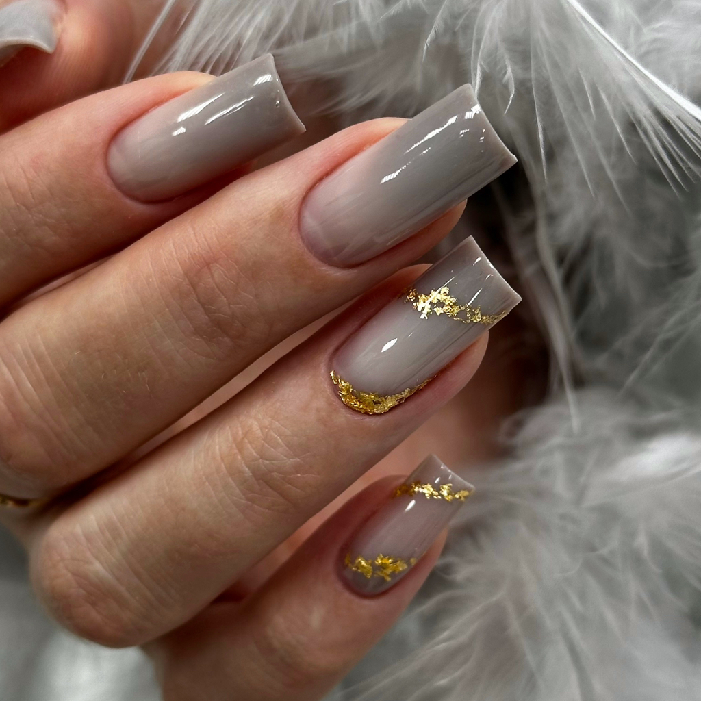 Наращивание ногтей и однотонное покрытие