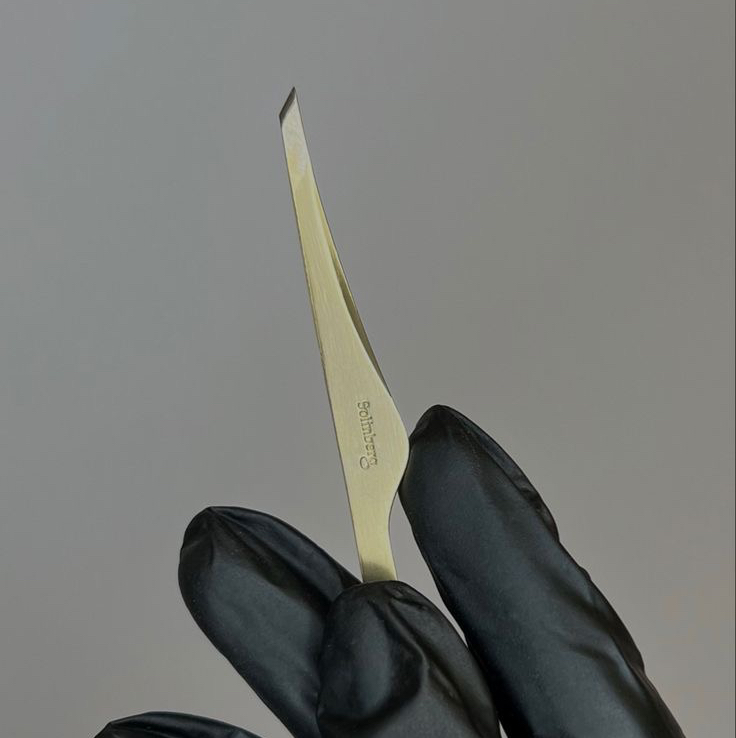 Коррекция бровей пинцетом и нитью