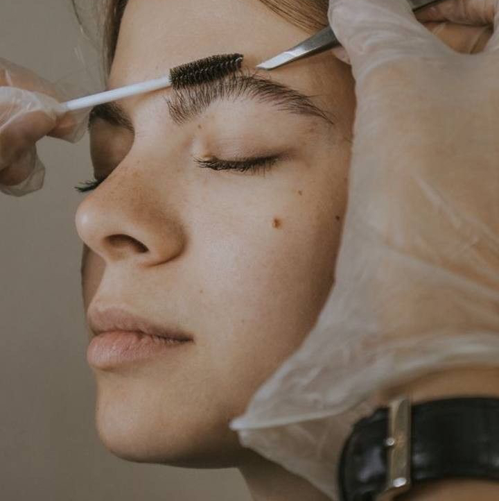 Коррекция бровей