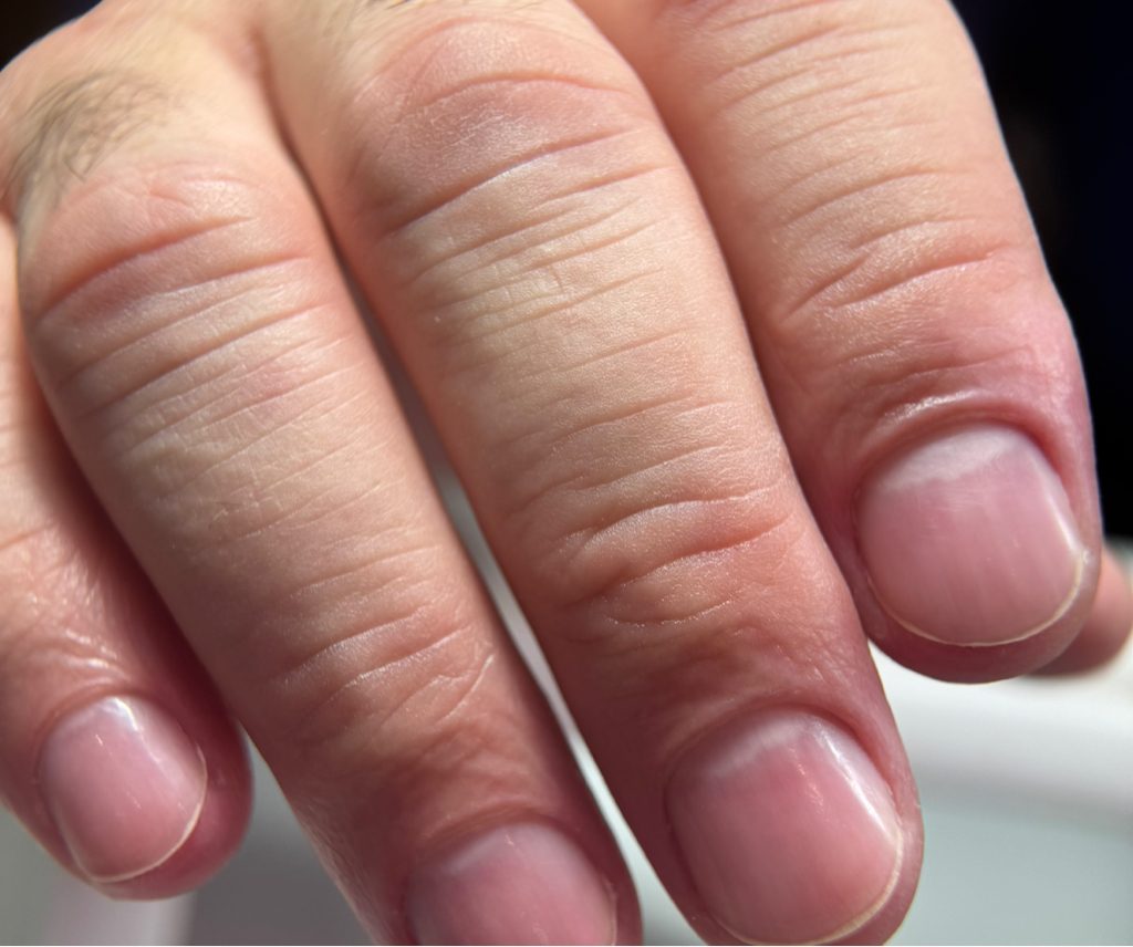 Мужской маникюр с полировкой ногтей