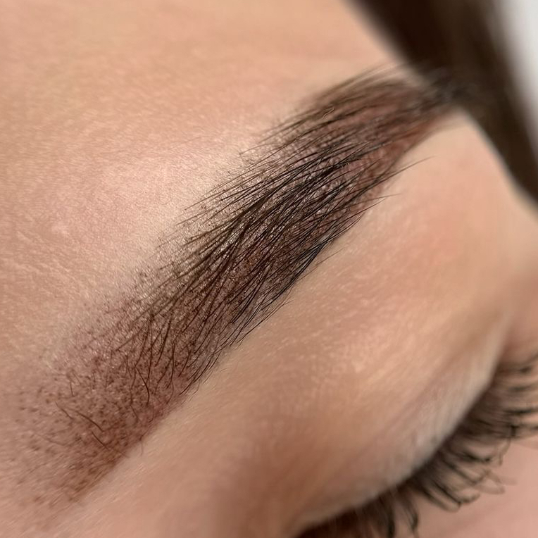 Пудровое напыление бровей