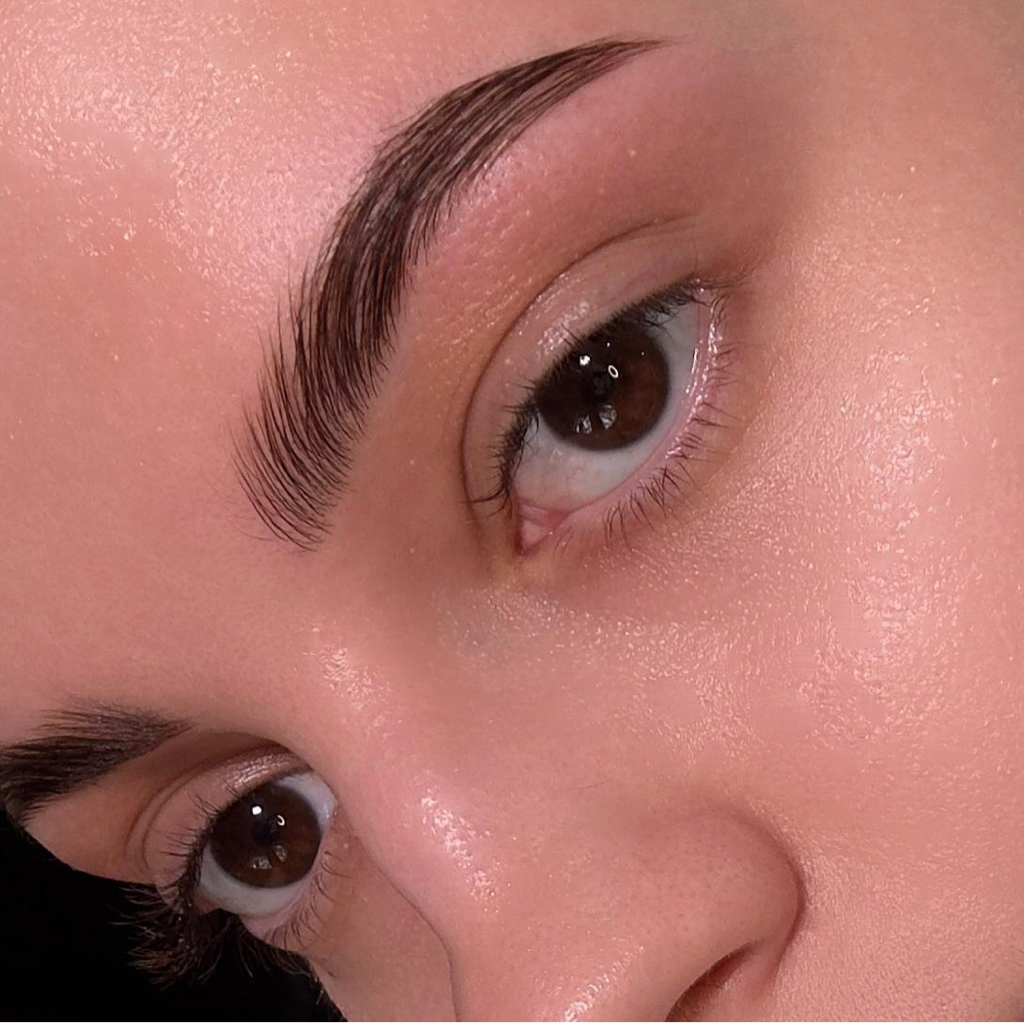 Коррекция бровей