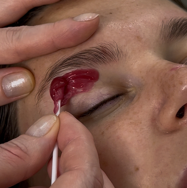 Коррекция бровей воском/пинцетом