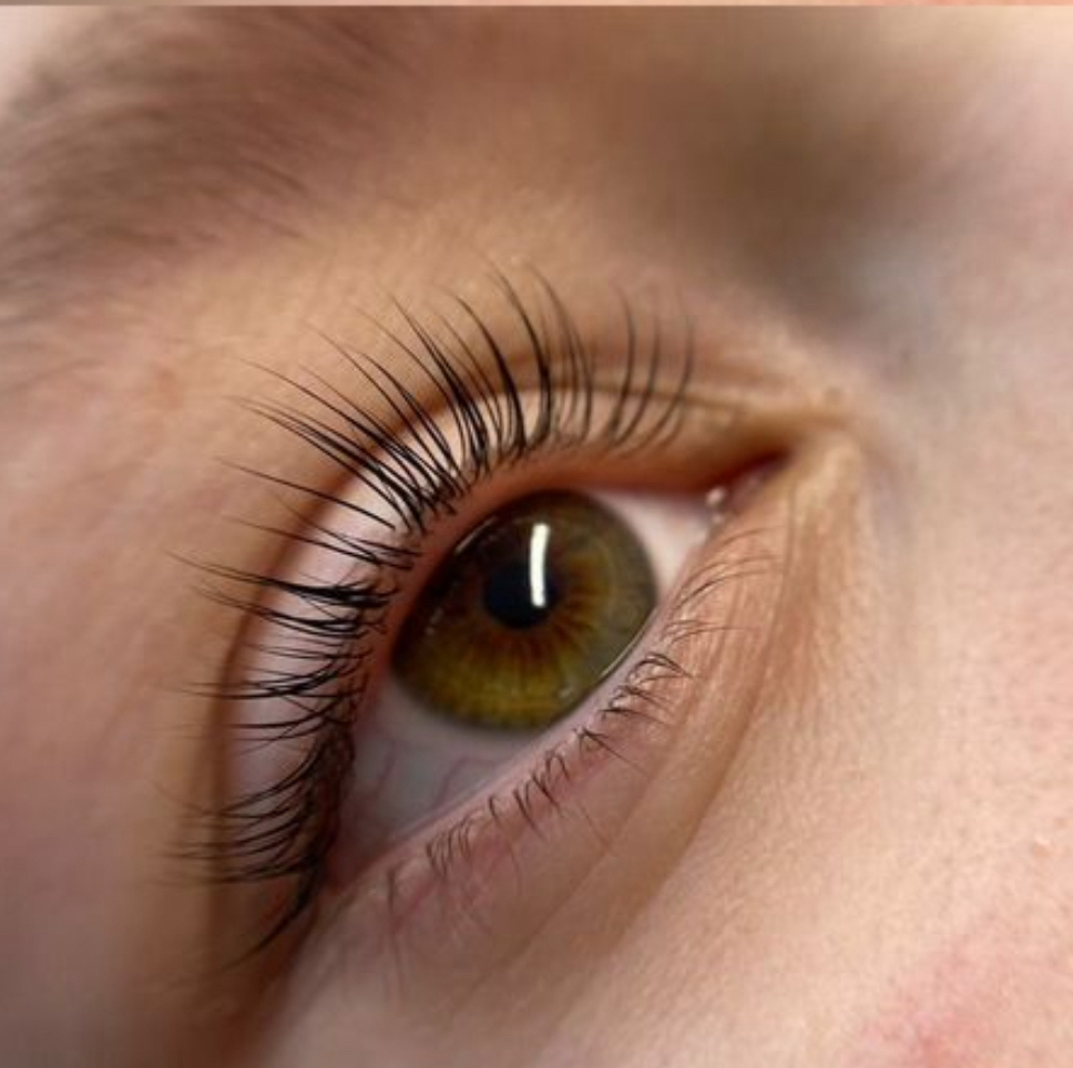 Ламинирование верхних ресниц с окрашиванием + уход