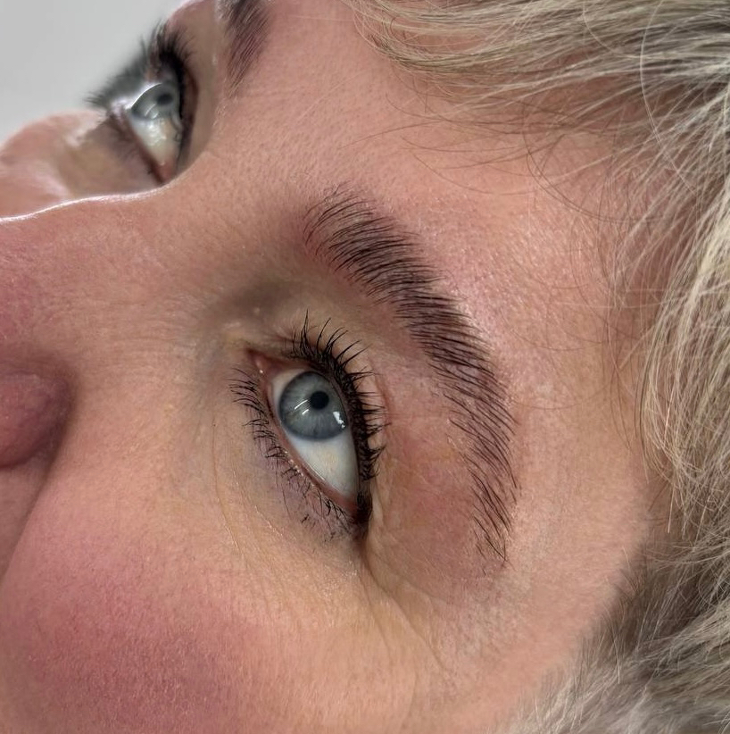 Ламинирование бровей с окрашиванием, коррекция формы + уход