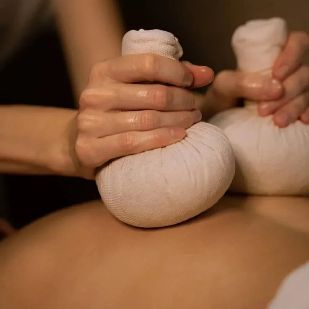 Массаж травяными мешочками