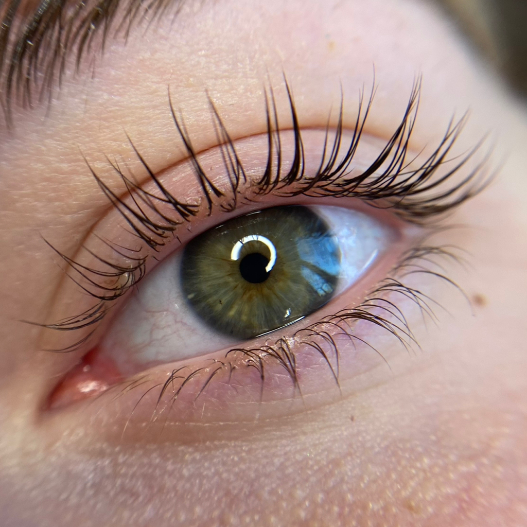 Ламинирование ресниц окрашивание