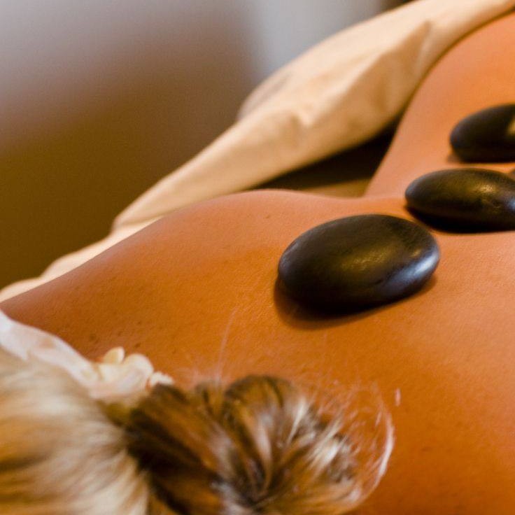 Массаж с разогретыми камнями