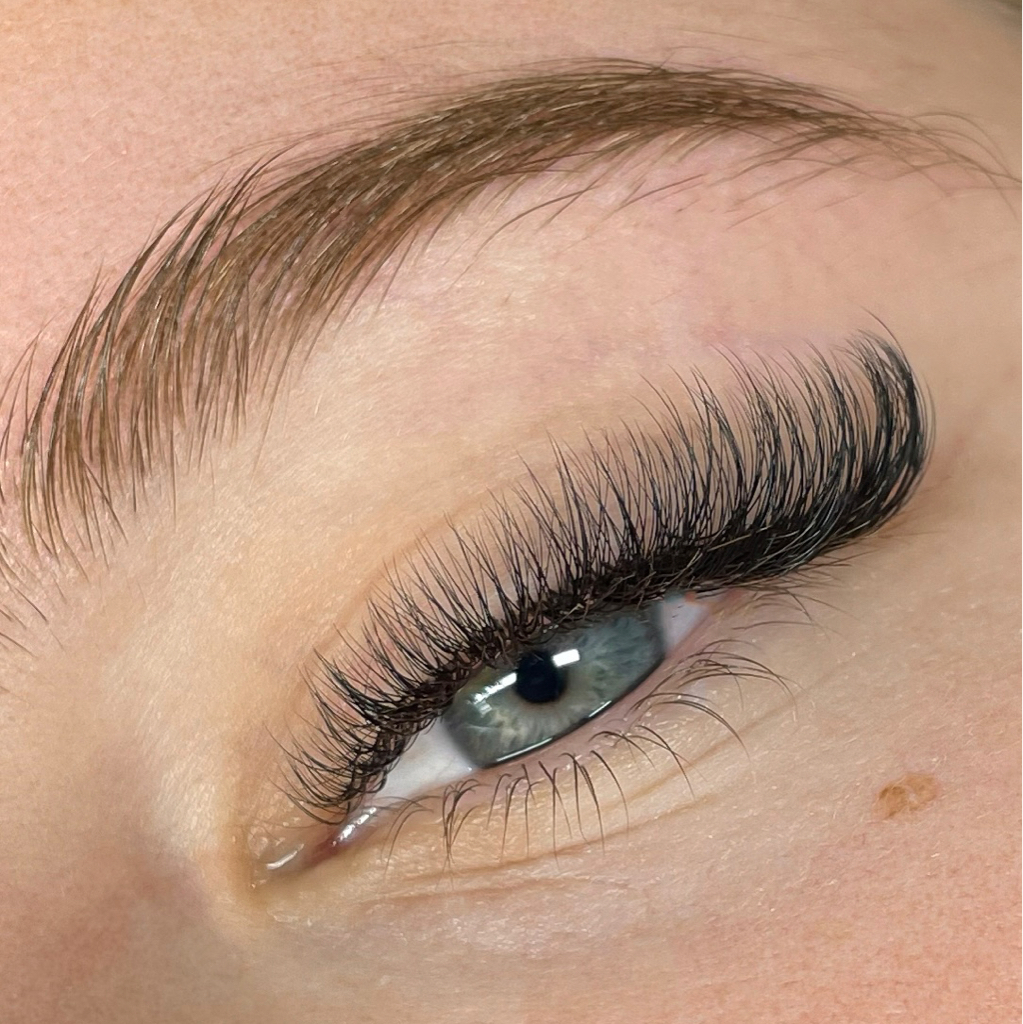Наращивание ресниц 4D