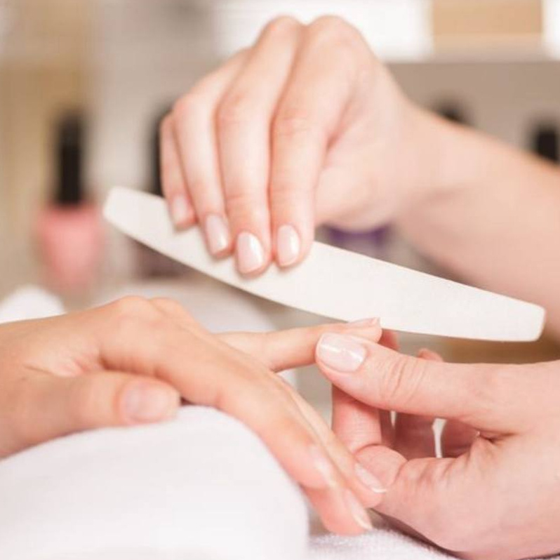 Классический маникюр с покрытием лаком