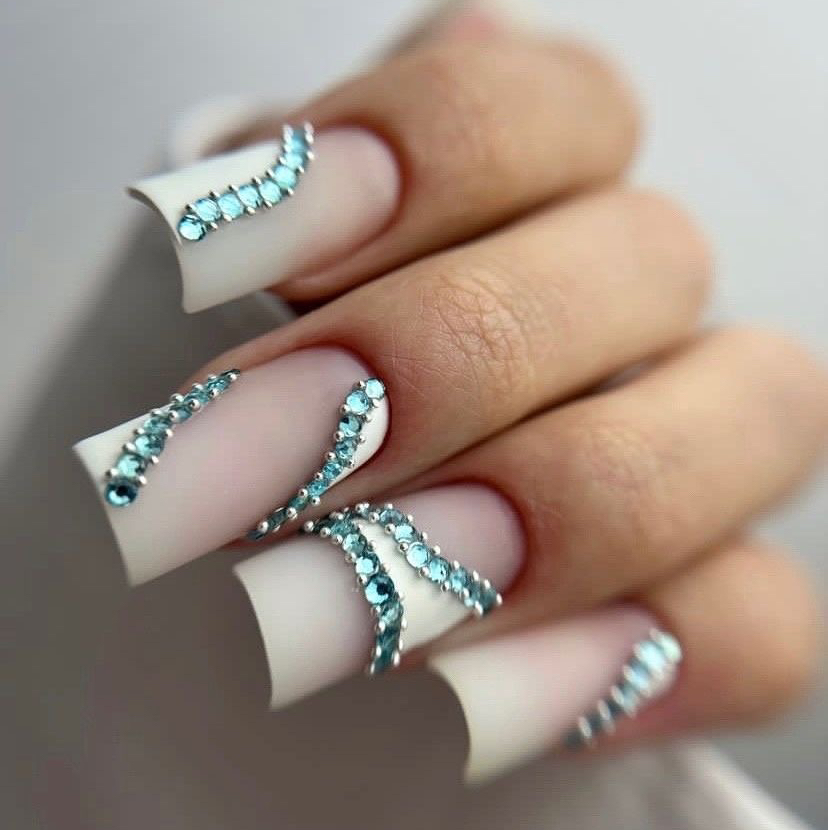 ноготь со стразами