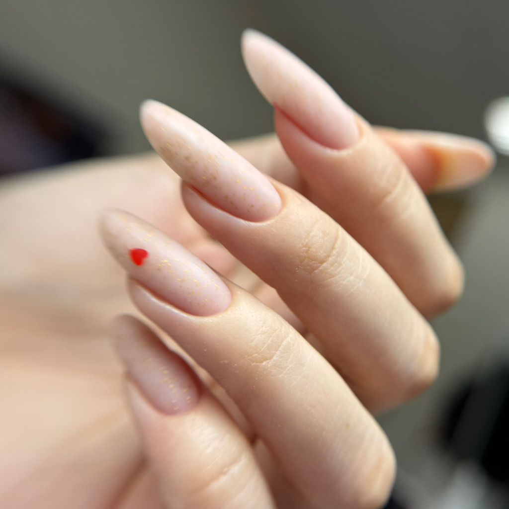 Маникюр с однотонным покрытием + укрепление (длинные, экстрадлинные ногти)