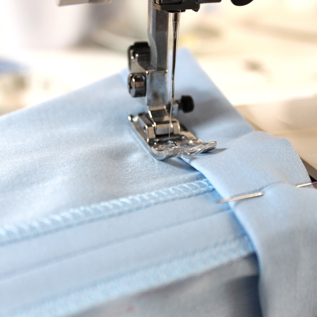 Подшить низ, брюки под строчку