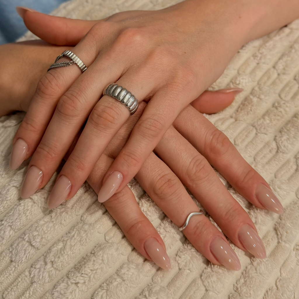 Коррекция нарощенных ногтей гелем