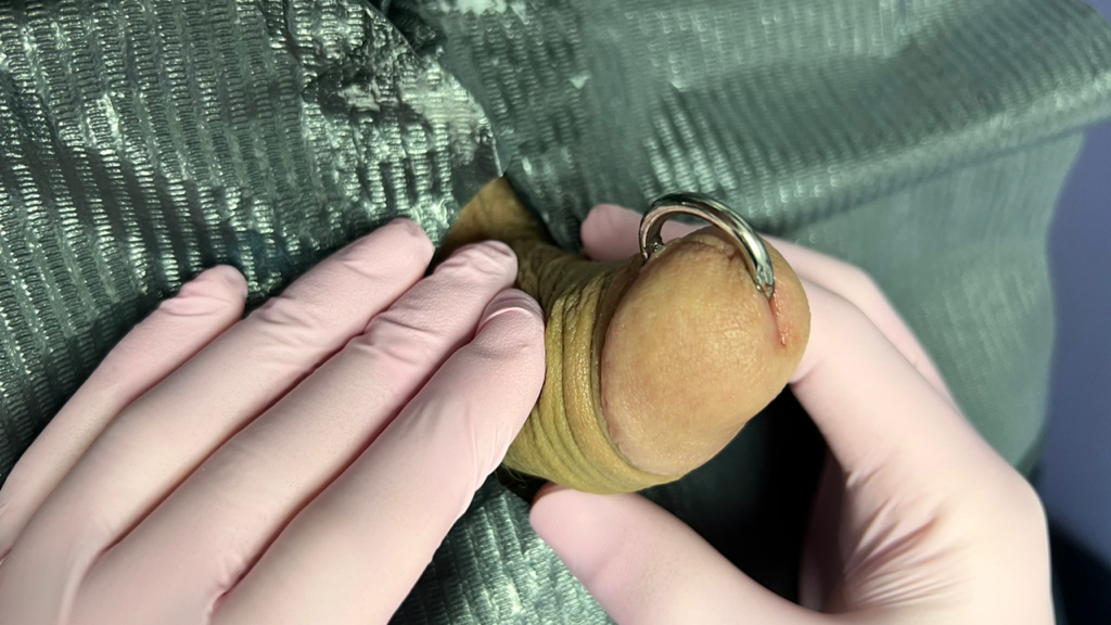 Мужской интимный пирсинг