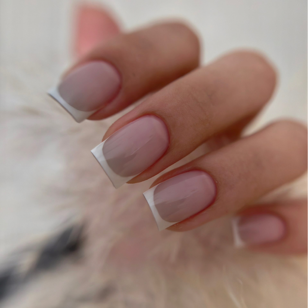 Маникюр с покрытием «френч»