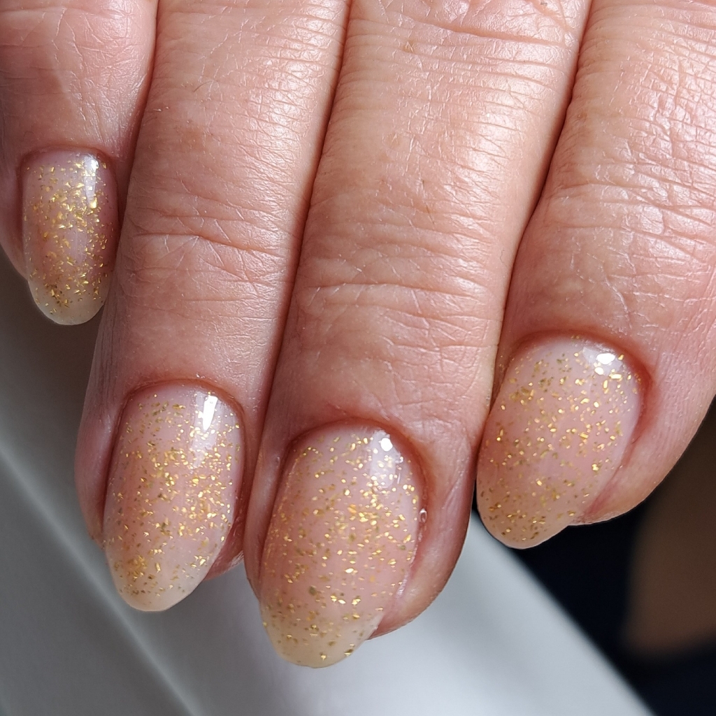 маникюр с укреплением базы