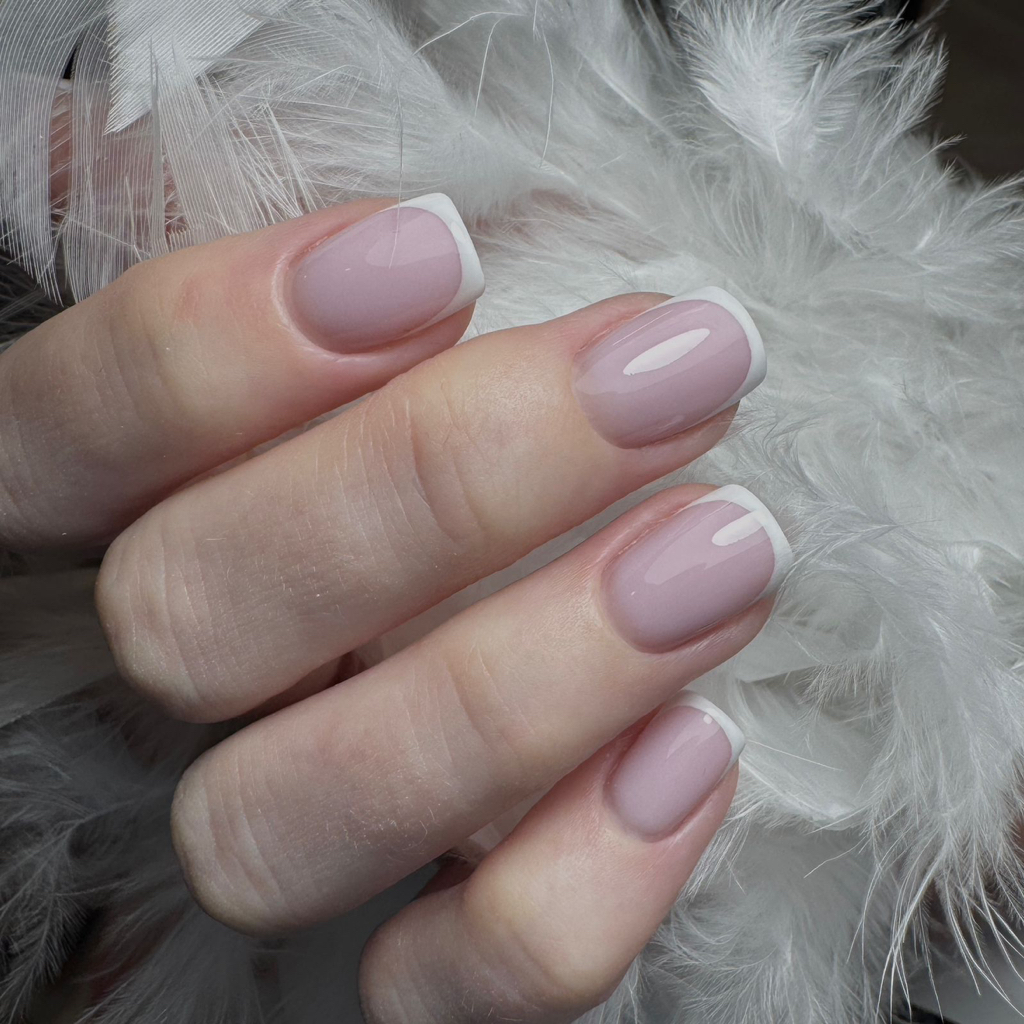 •	Аппаратный комбинированный маникюр  с покрытием в один тон  гель-лака/френч