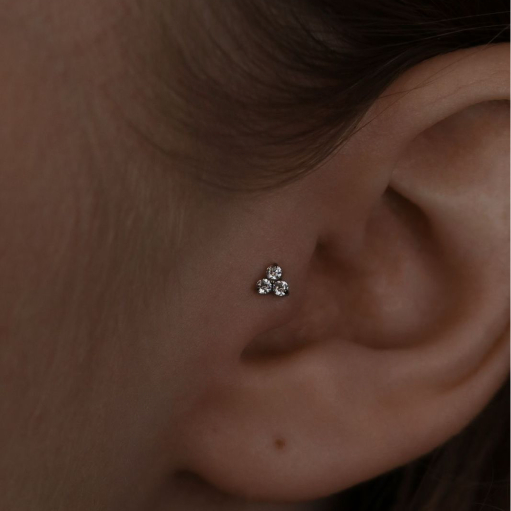 Пирсинг хряща уха (Трагус)