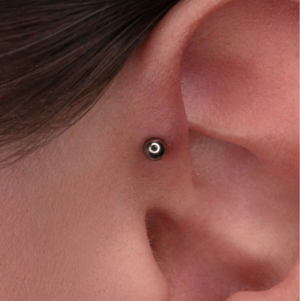 Пирсинг хряща уха (Форвард Хеликс)