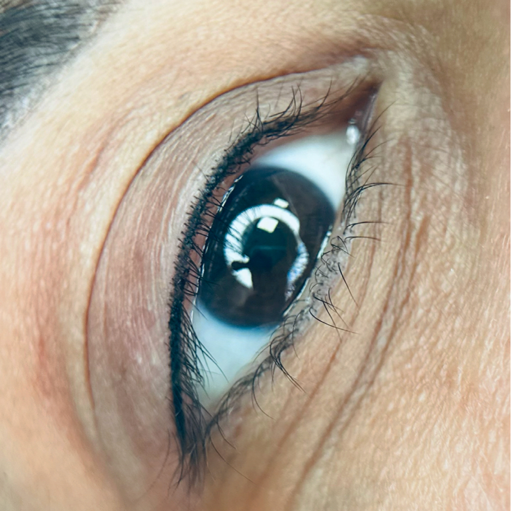 Межресничный татуаж