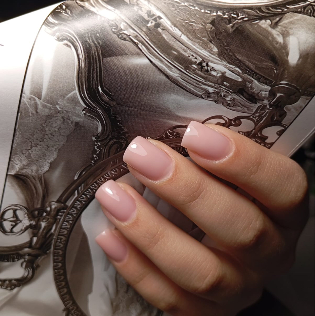 Комплекс (комбинированный маникюр,однотонное покрытие,укрепление и создание формы включено)