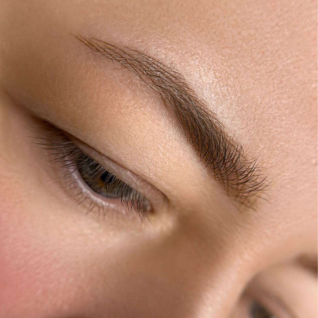 Перманентный макияж бровей в технике волоски