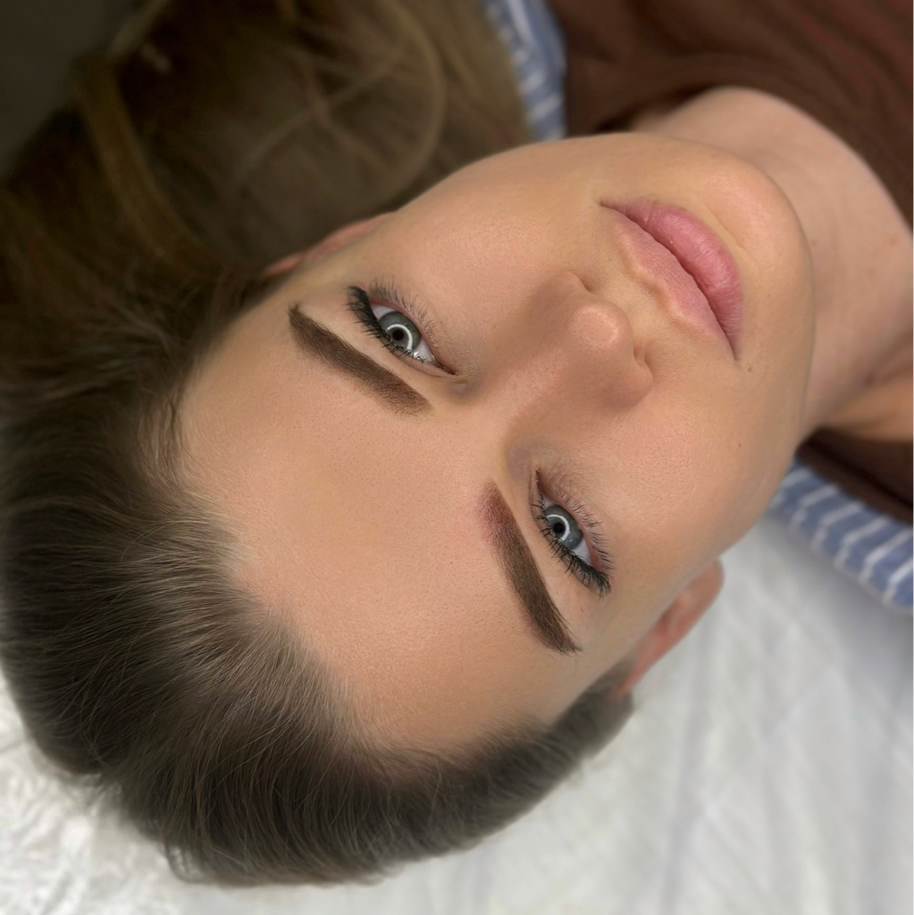 Перманентный макияж бровей в технике напыление