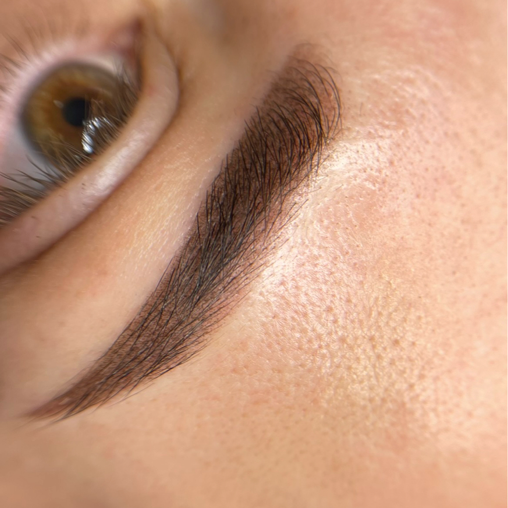 Перманентный макияж бровей в пудровой технике