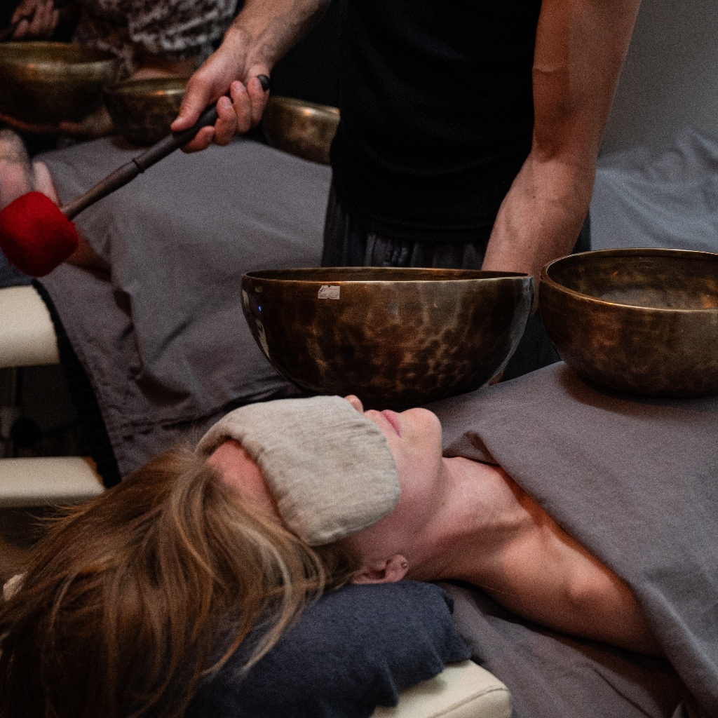 Жемчужина КАМЕРТОНА 2 для двоих (массаж общий 90 мин+ массаж вибро-акустический Поющими Тибетскими чашами 15 мин+ отдых с чаем на травах)