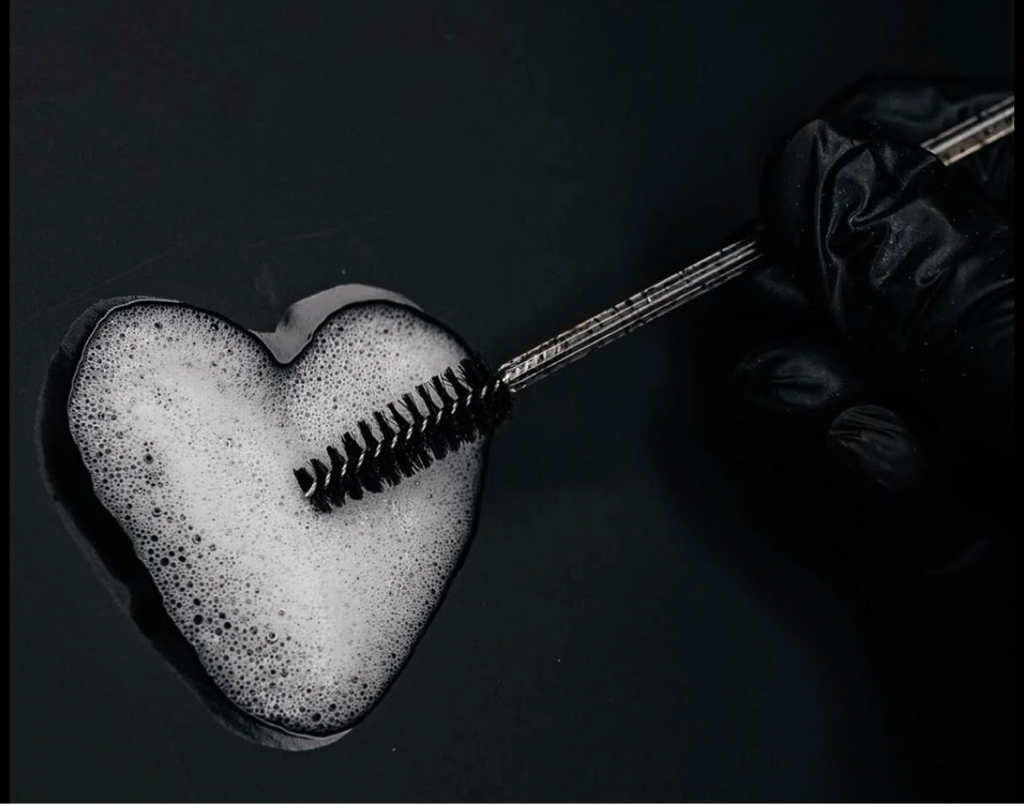 Снятие наращенных ресниц