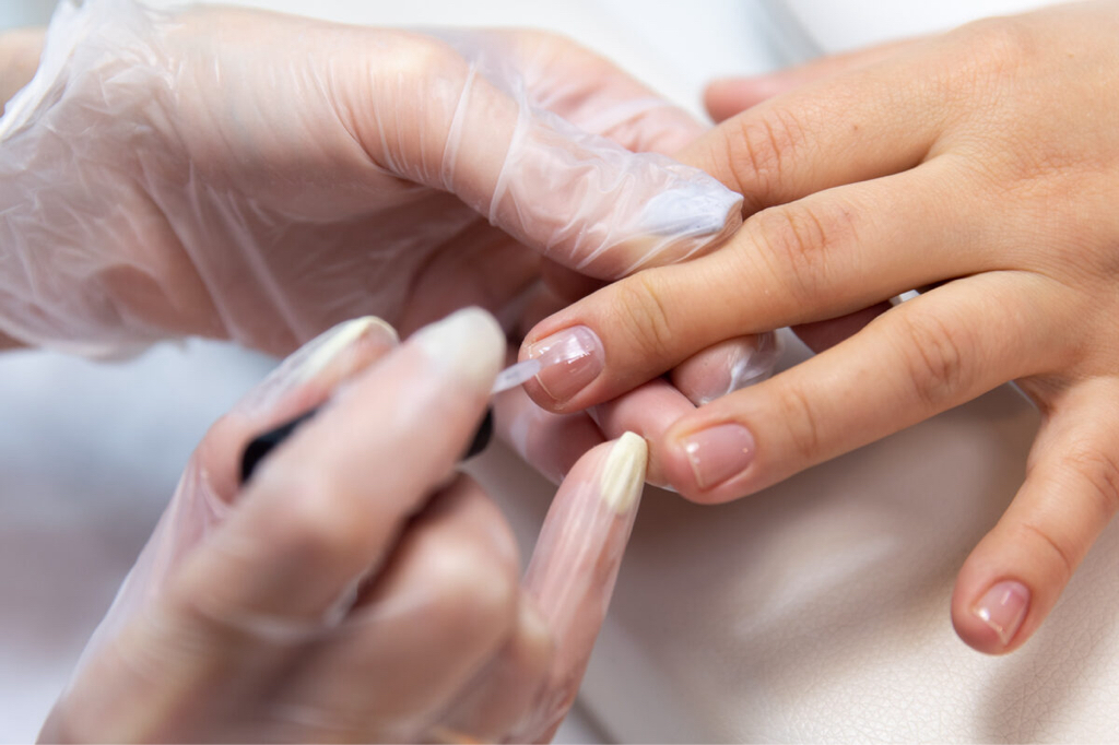 Маникюр с лечебным покрытием