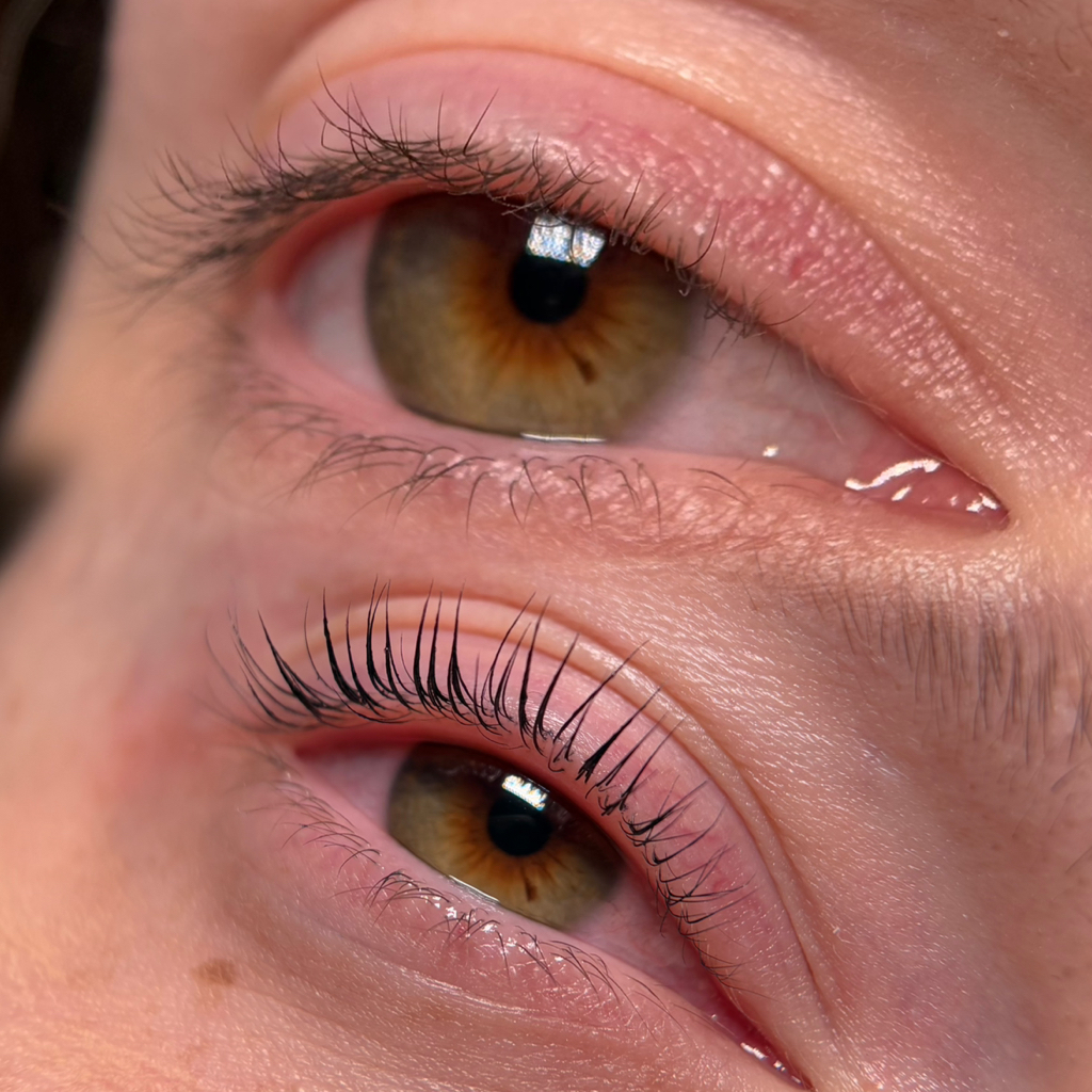 ЛАМИНИРОВАНИЕ РЕСНИЦ (входит окрашивание ресниц и ботокс)