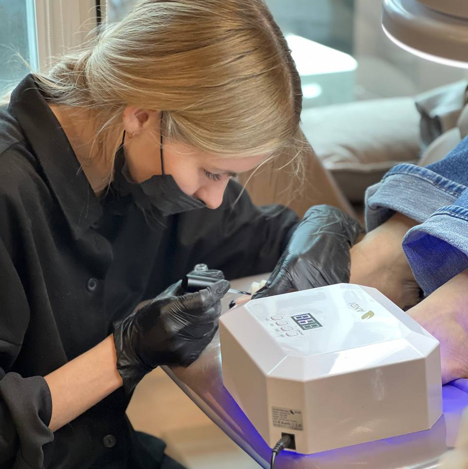 Снятие покрытия, выполненного В ДРУГОЙ студии (перед последующим педикюром с покрытием)