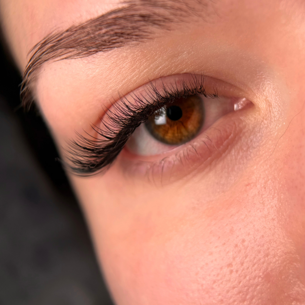 Наращивание ресниц «Классика»