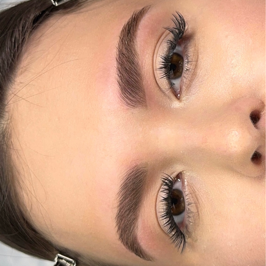 Бережное осветление бровей, с последующим окрашиванием и коррекцией