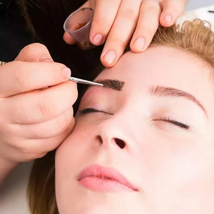 Окрашивание бровей хной