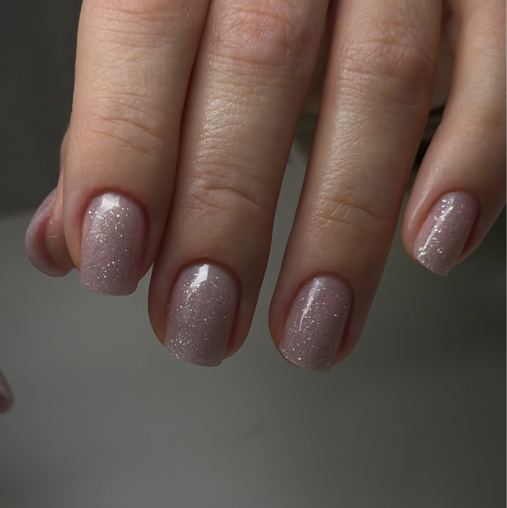 У топ-мастера маникюр+снятие+укрепление гель