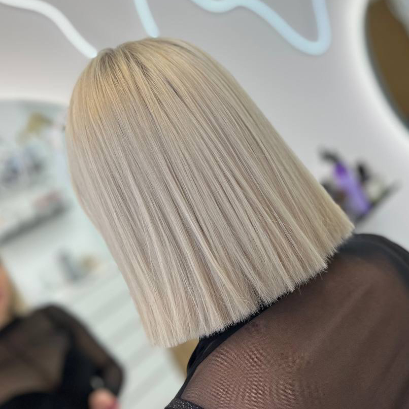 Осветление Корней (2-3 см) + тонирование по длине на короткие волосы