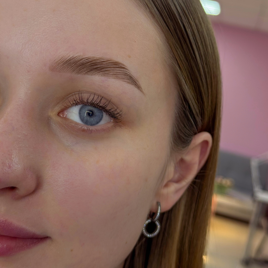 Коррекция и окрашивание бровей (краска)